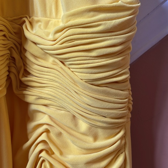 MAC DUGGAL Halter Neck Rouched Side Front Slit Gown in Marigold Size Small - Picture 5 of 7